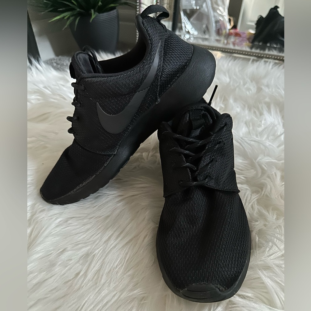 Nike all black Roshe sneaker